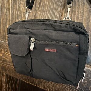 Baggallini cross body purse, black